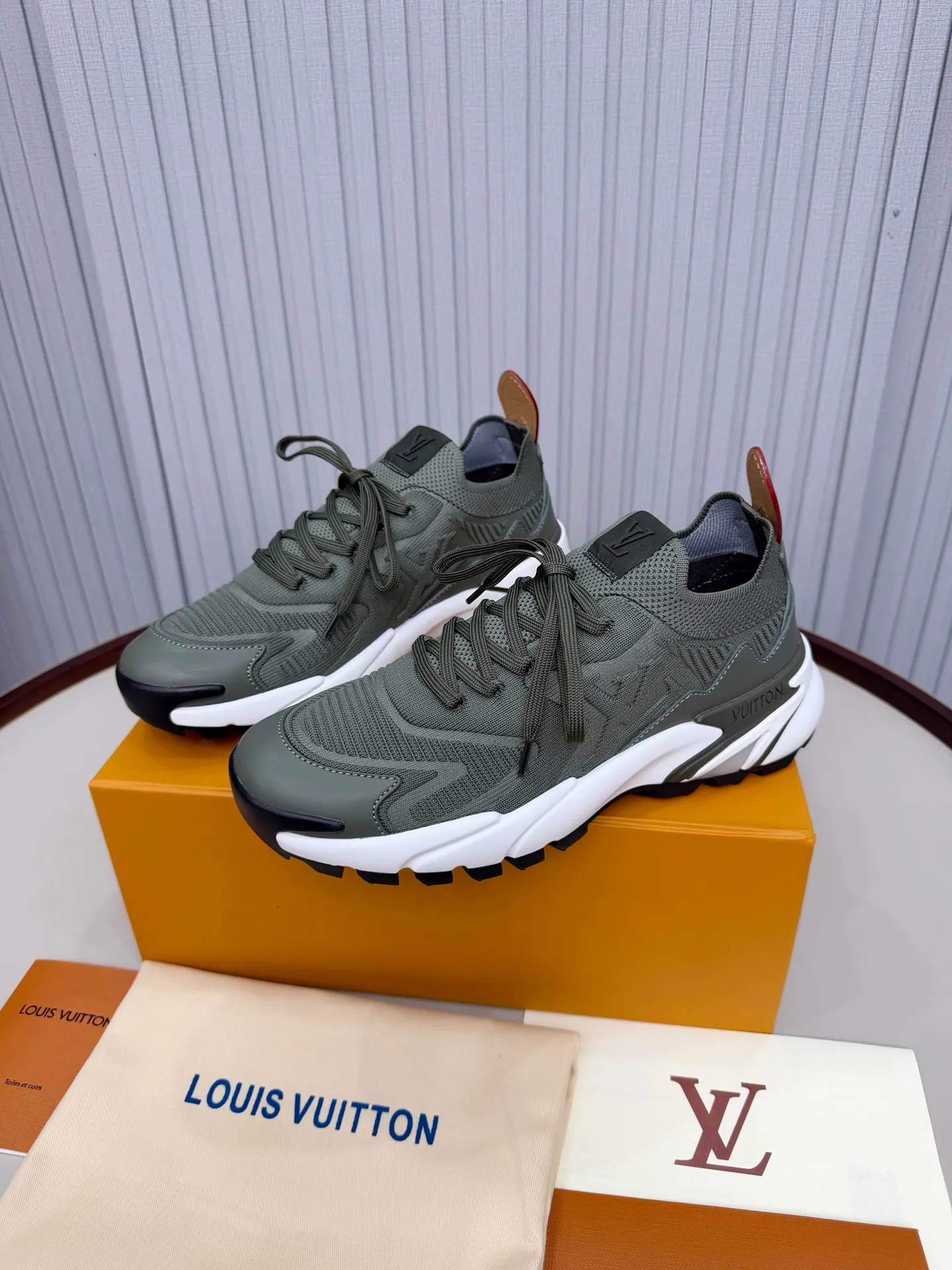 Men's men's shoes: 620💰Top version LV Louis Vuitton L Jialu brand Runner Tatic series thick-soled casual sports shoes running shoes original purchase development production production This LV Runner Tatic sports shoes combine fly woven fabric materials to interpret the inspiration of traditional mountaineering shoes. The LV letters are written on one side, the Louis Vuitton logo, and the light and wear-resistant rubber outsole completes the whole package. The delivery counter is exquisitely packaged🛍📦 ▪️Fabrics: Original imported custom fly-woven fabric ▪️Inner lining: Original custom-made breathable mesh ▪️Sole: Original molded anti-slip rubber combination material ▪️Sole thickness: 4CM ▪️Size: Men's 39-44, customized 45